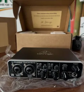 Behringer U-Phoria UMC202HD front